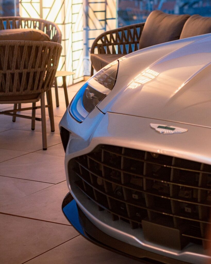 A Selva Skybarban kiállított Aston Martin luxusautó részlete a rendezvénytéren