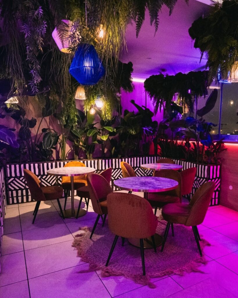 Kényelmes lounge sarok fotelekkel és hangulatvilágítással a Selva Skybarban