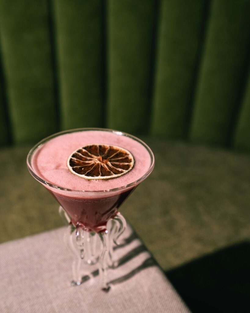 Különleges signature koktél szárított lime-mal a Selva Skybar itallapjáról