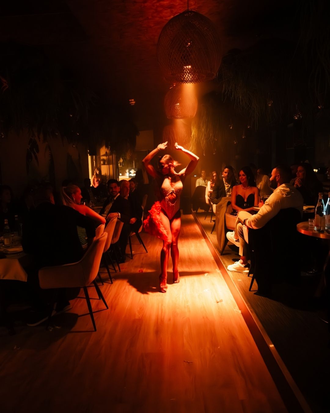 Selva Skybar Budapest Show Dinner előadás táncosnővel a vacsora közben