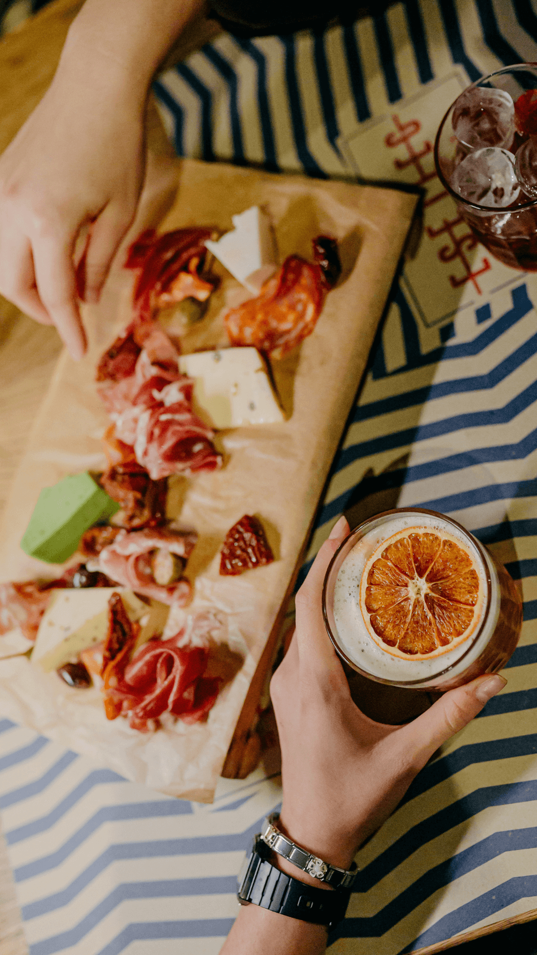 Ínyenc sonkás-sajtos hidegtál és koktél kínálat állófogadásokhoz.