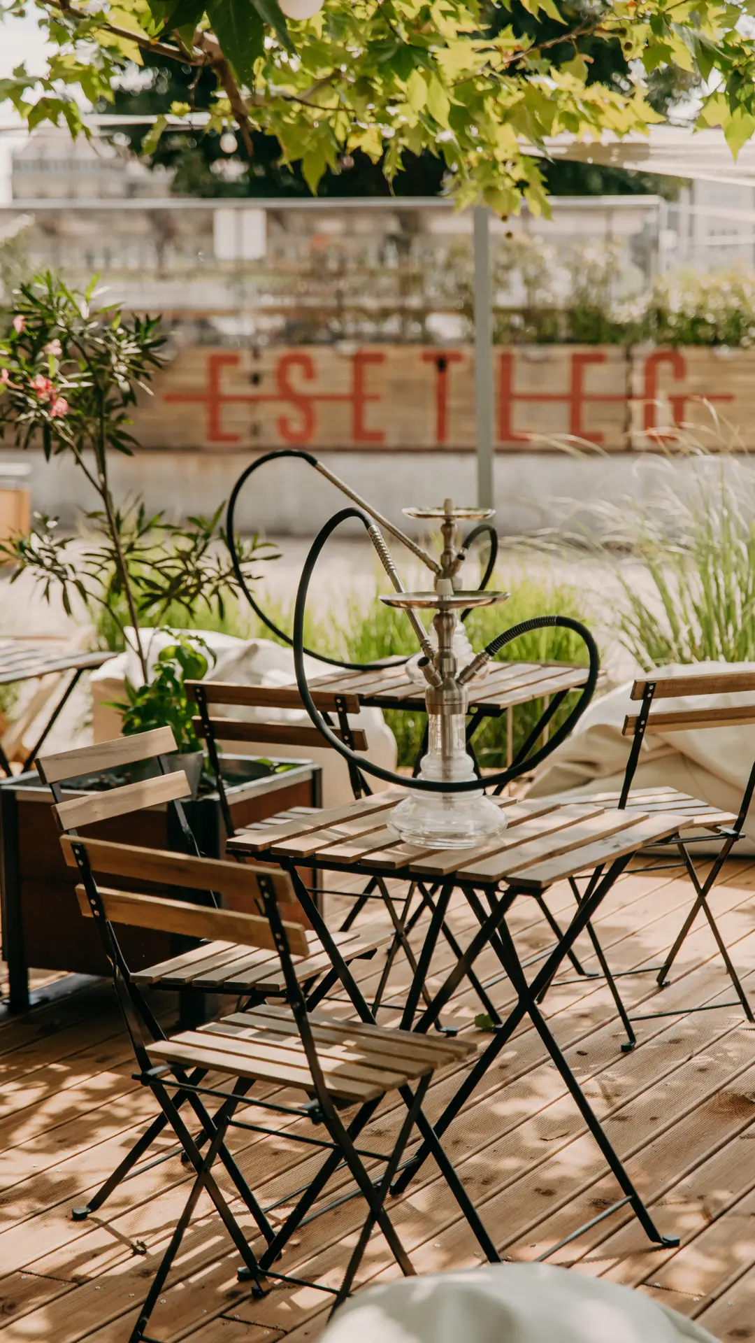 Lazítás a Duna-parti teraszon: vízipipa és bisztró hangulat.