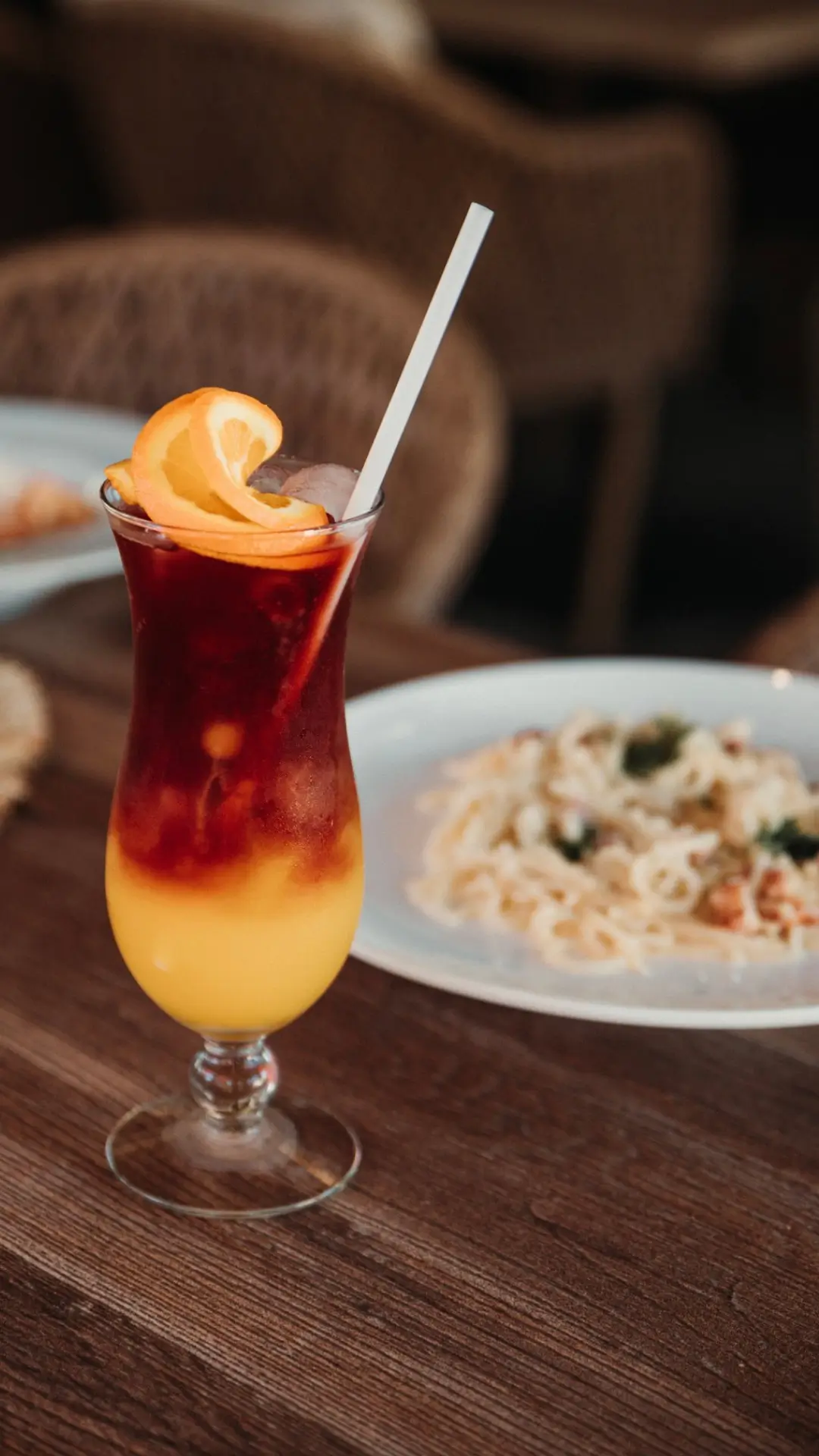 Hűsítő koktél és friss olasz tésztaétel a La Riva Pizzéria kínálatából – minőségi vendéglátás a Balaton-parton.