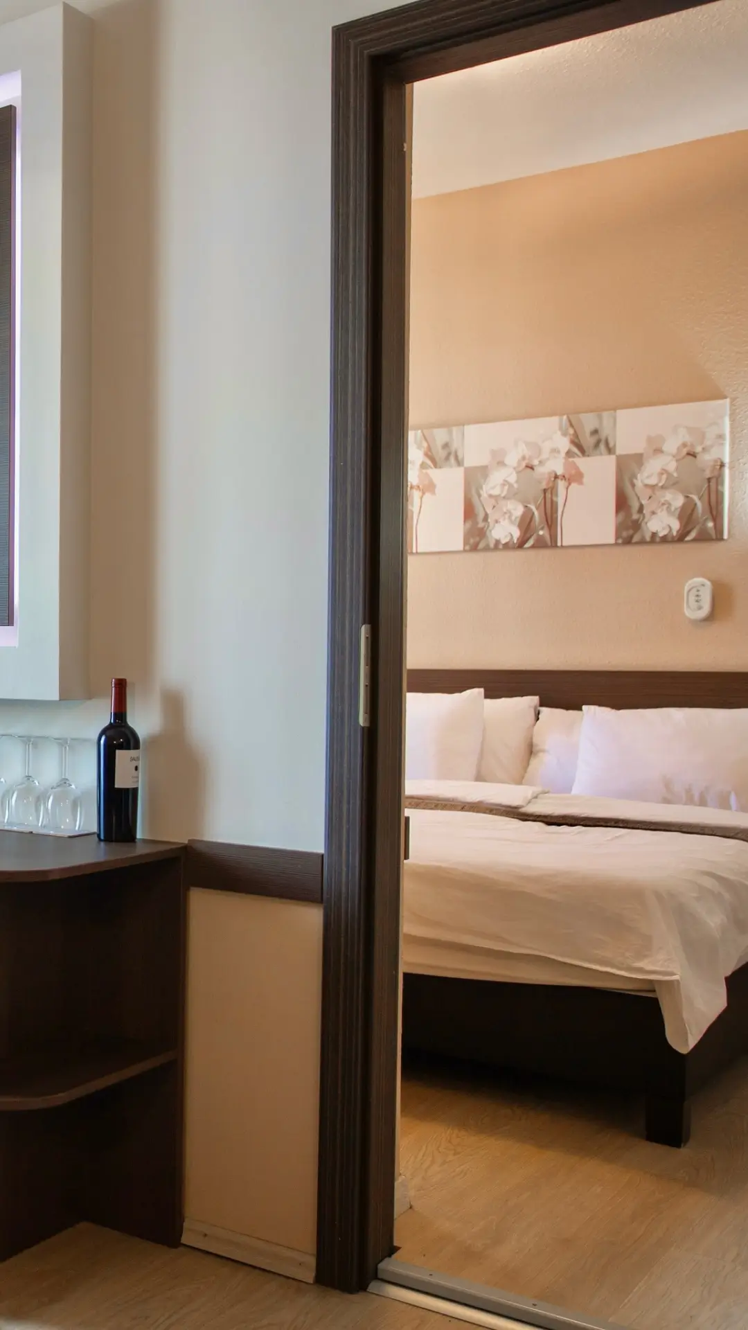 Betekintés egy elegáns, bézs színvilágú szobába – minőségi pihenés a Balaton-parti rendezvény után.