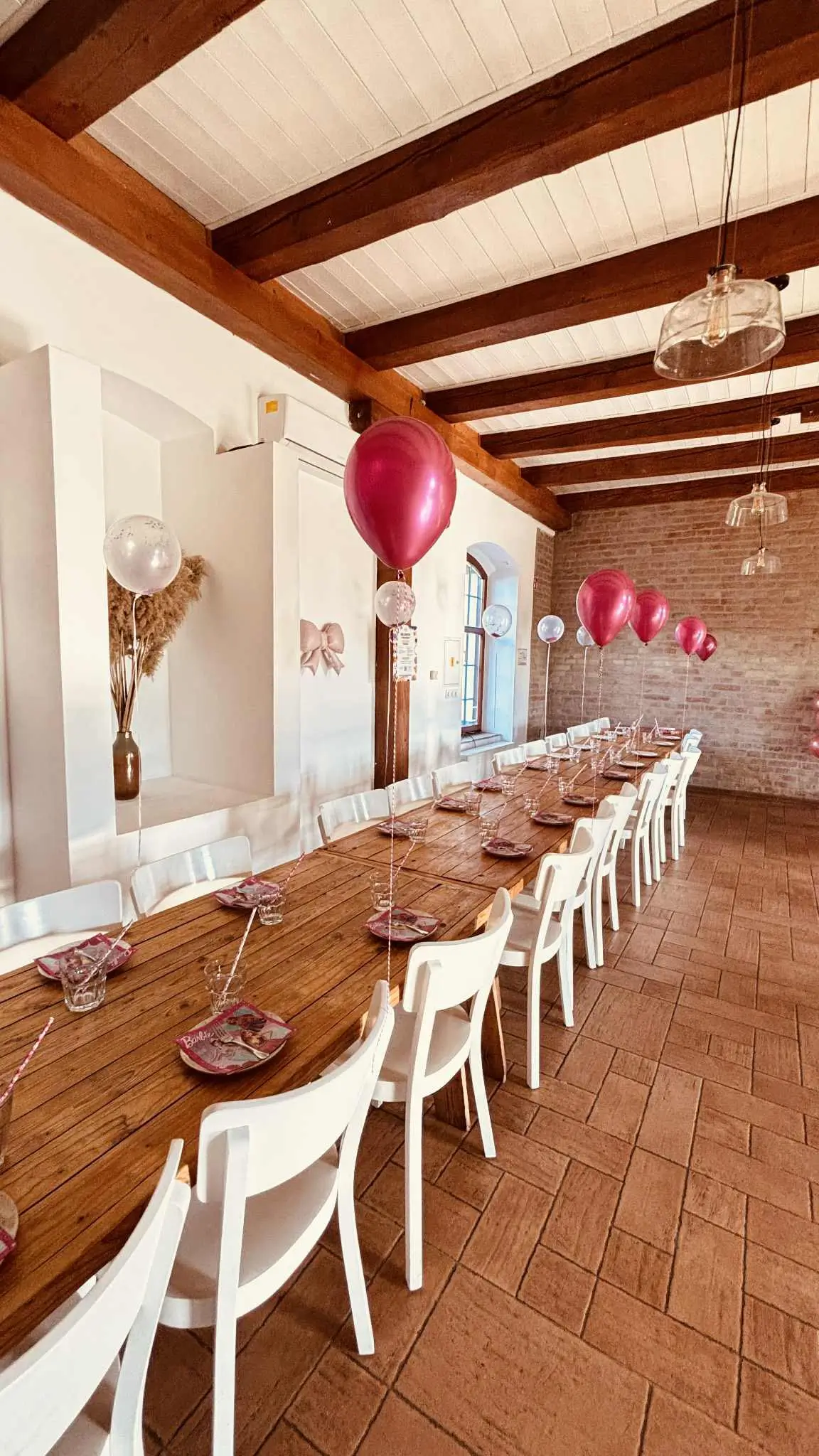 Hangulatos, fagerendás különterem megterített hosszú asztallal – ideális helyszín születésnapokra és családi ünneplésre.