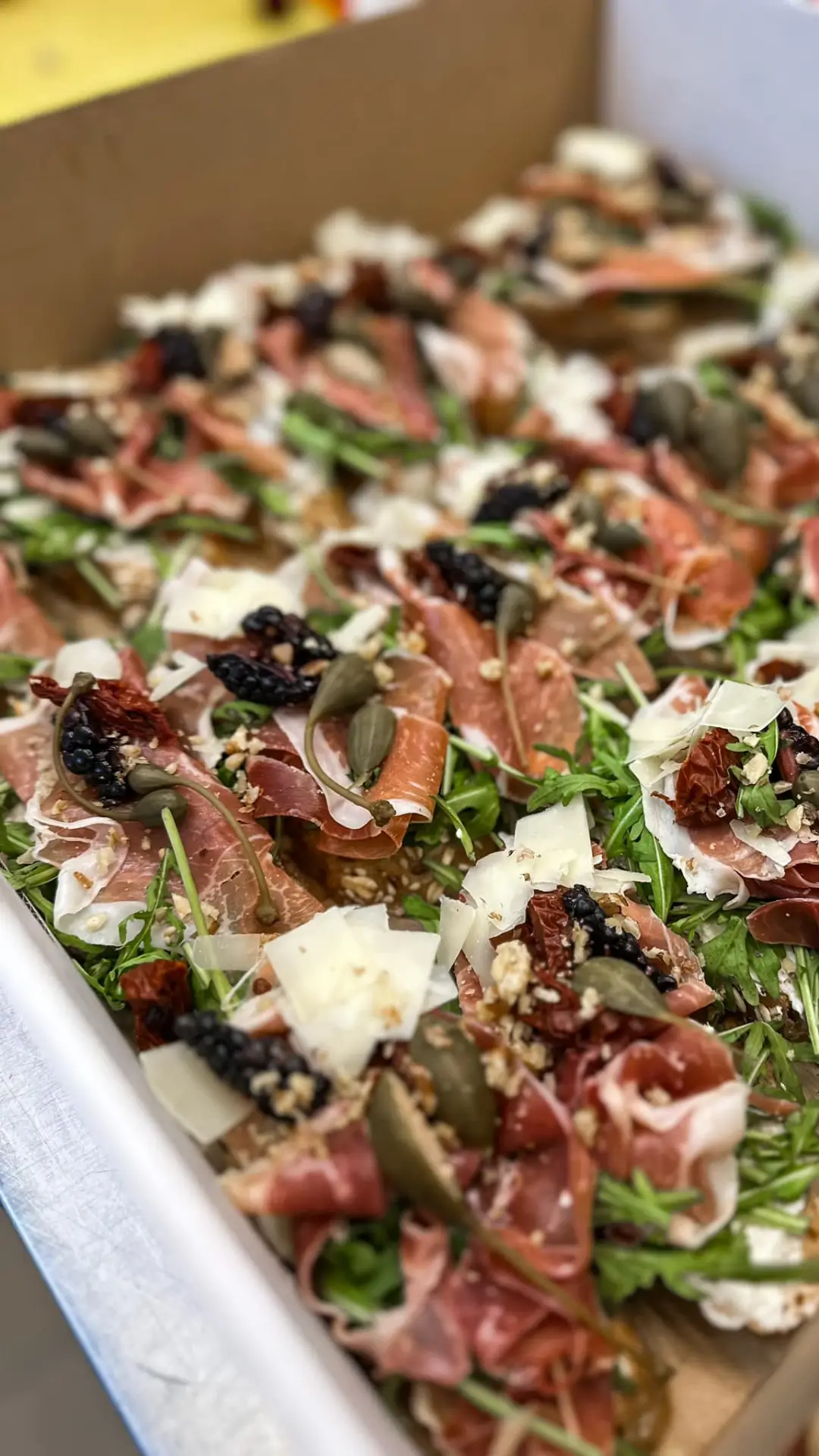 Ínyenc catering hidegtál sonkával, sajtokkal és friss zöldségekkel rendezvényekre.