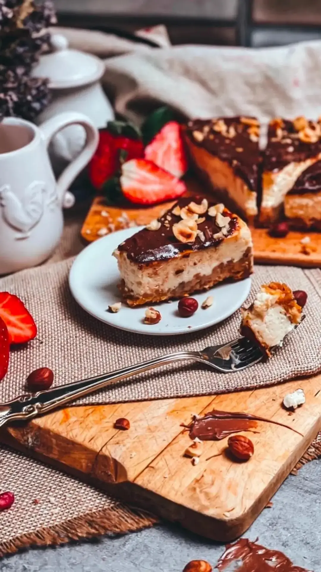 Kézműves mogyorós sajttorta friss eperrel – prémium desszert rendezvényekre.