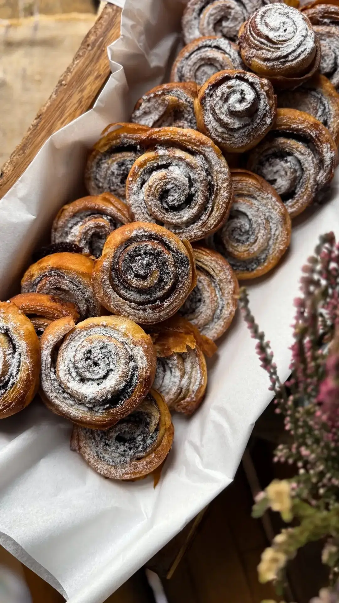 Frissen sült, házi jellegű kakaós csiga tálca – ideális vendégváró falat kávészünetekhez.