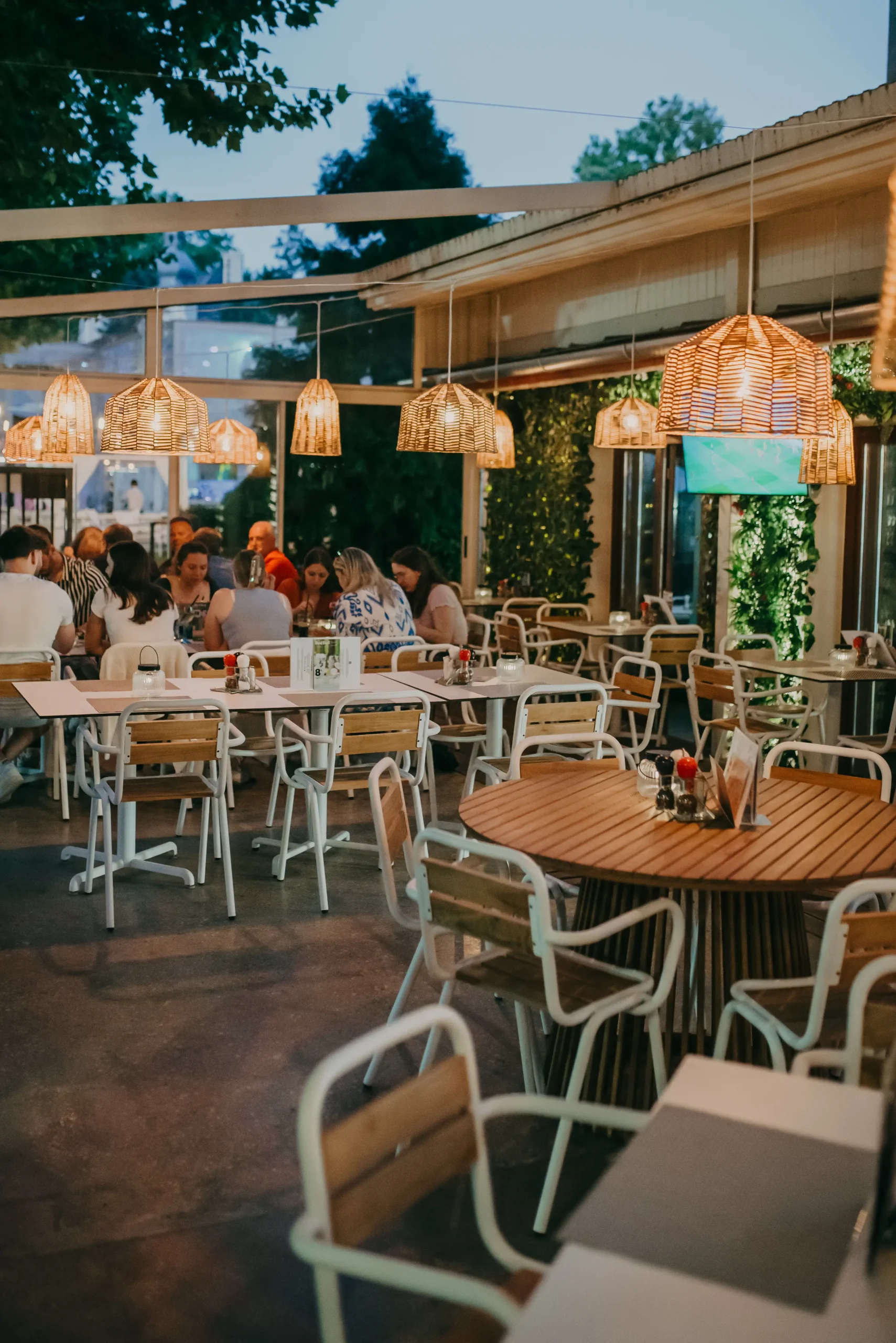 A Renegade Étterem hangulatos terasza Siófokon – sikeres rendezvényhelyszín esti kivilágításban.