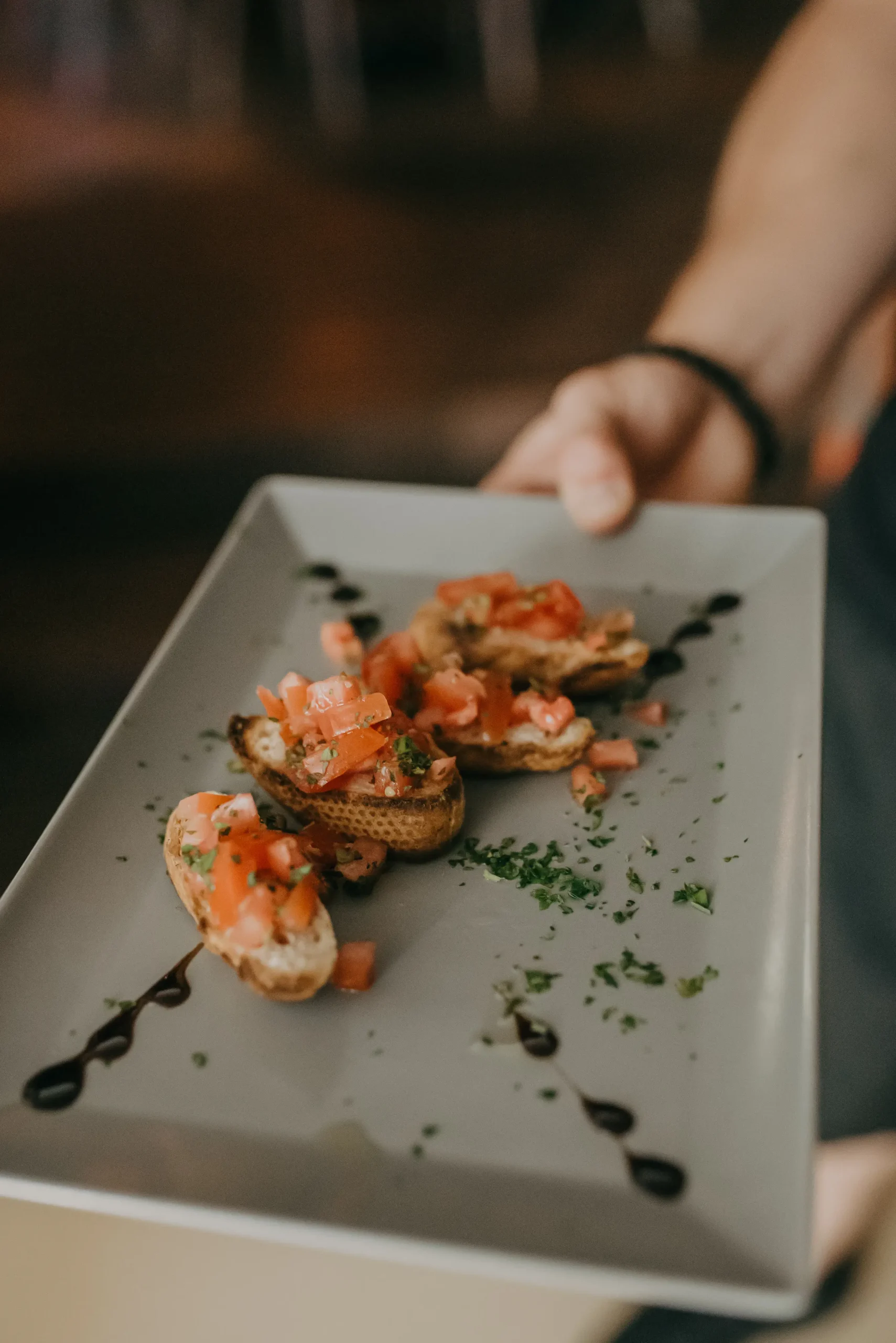 Friss bruschetta előétel kínálat egy éttermi rendezvényhelyszínen.