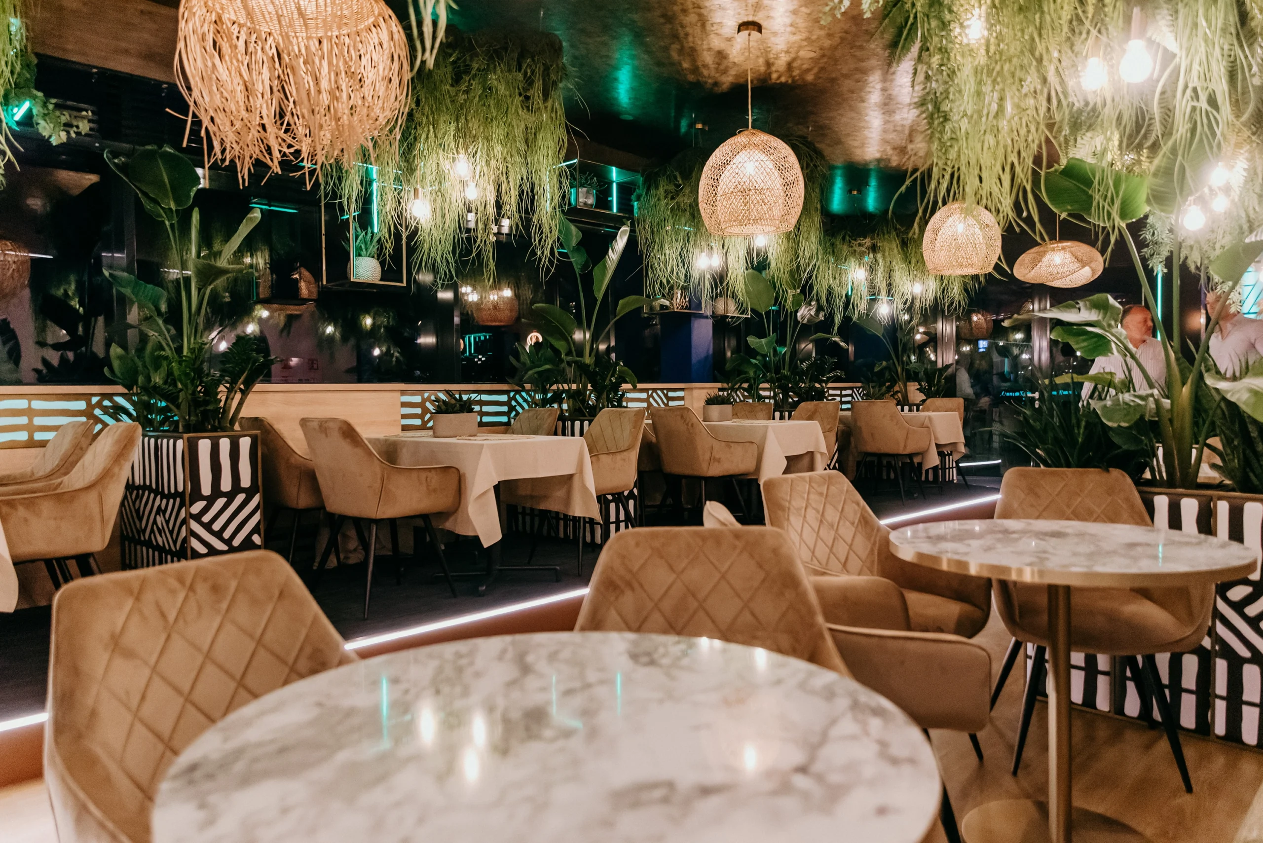 Selva Skybar Budapest trópusi hangulatú étterem belső tér márvány asztalokkal és növényzettel