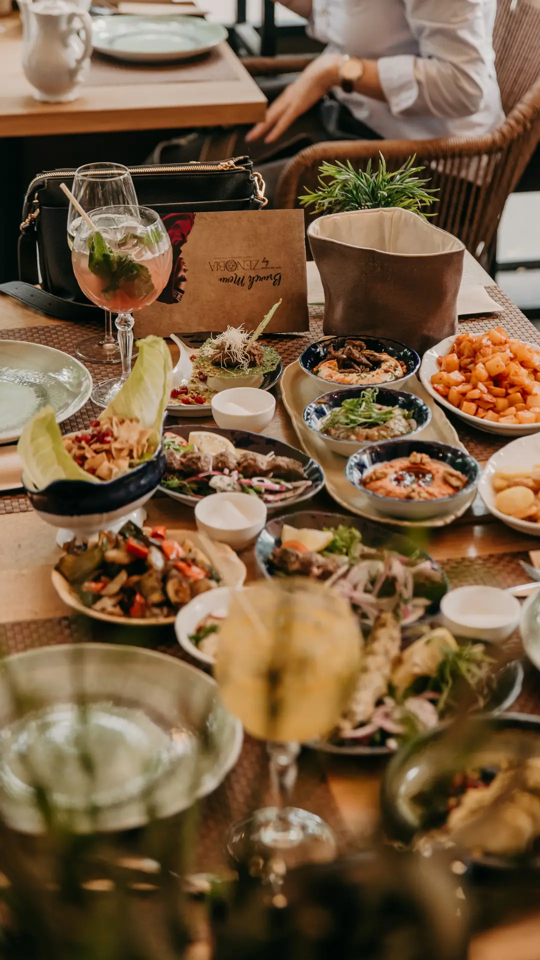 Gazdag mezze válogatás és üzleti brunch teríték az Andrássy úti Zenobia étteremben.