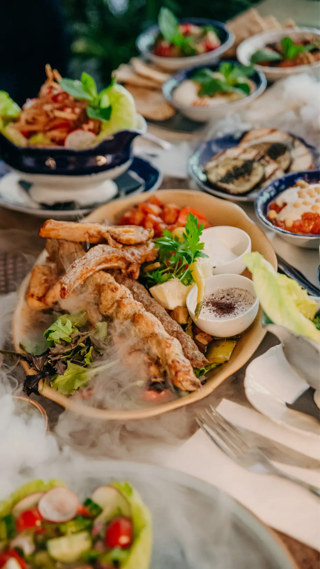 Vegyes libanoni grilltál friss zöldségekkel és mártogatósokkal – kiadós vacsora céges partikra.