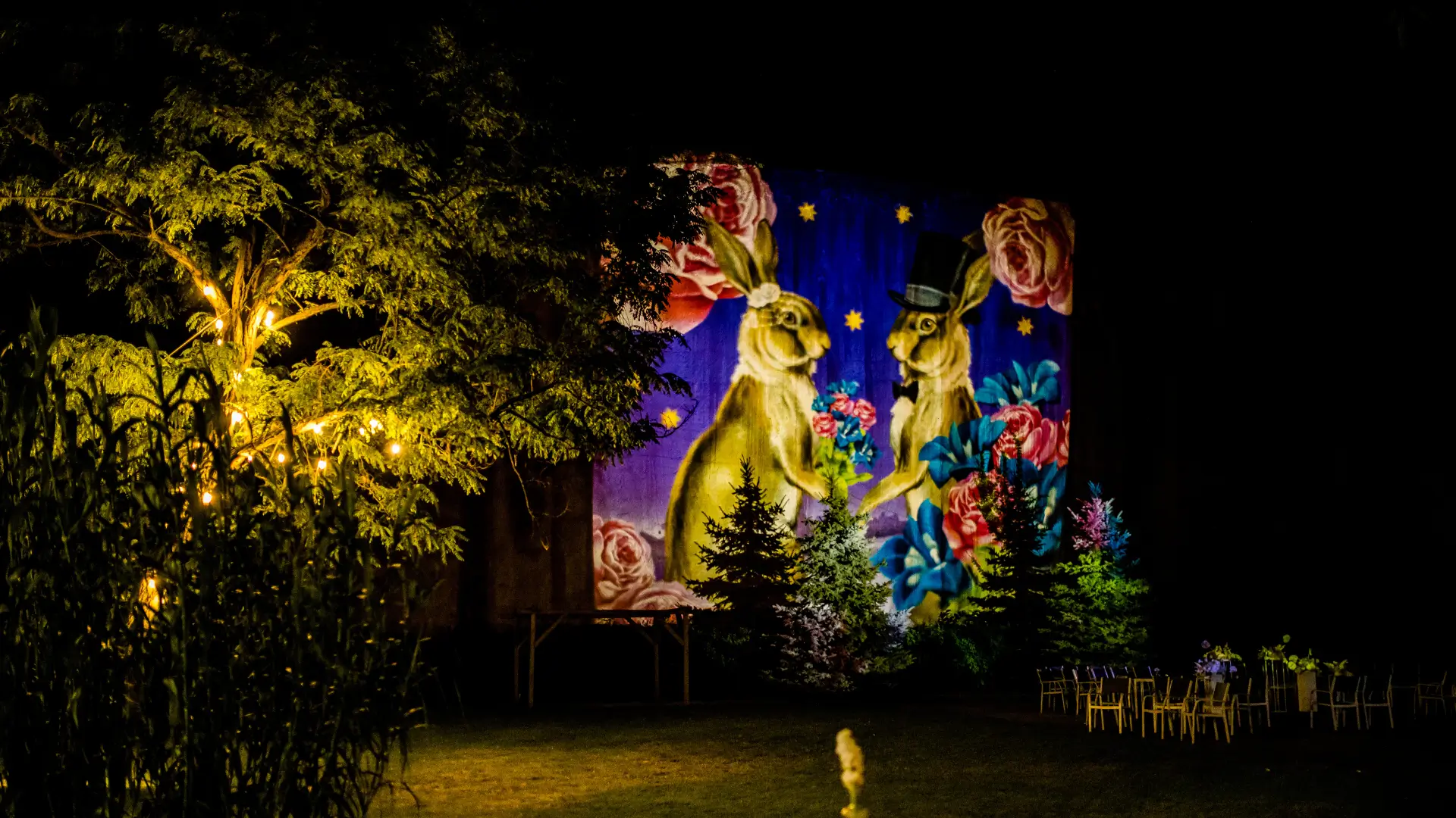 Bolyki Pincészet esküvői helyszín Eger monumentális sziklafalai és az egykori kőfejtő udvara esti kivilágításban.