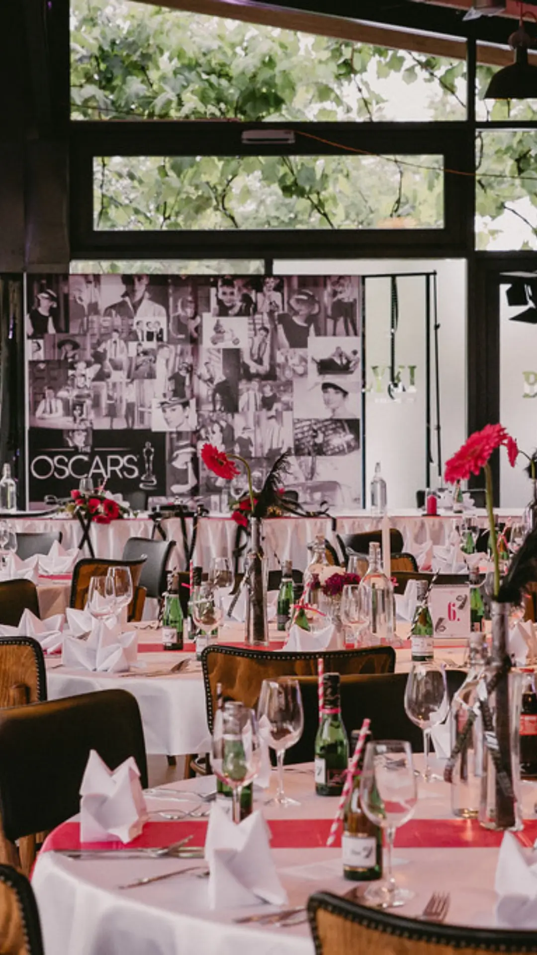 Elegánsan terített asztalok céges rendezvényhez a Bolyki Pincészet modern rendezvényterében Egerben