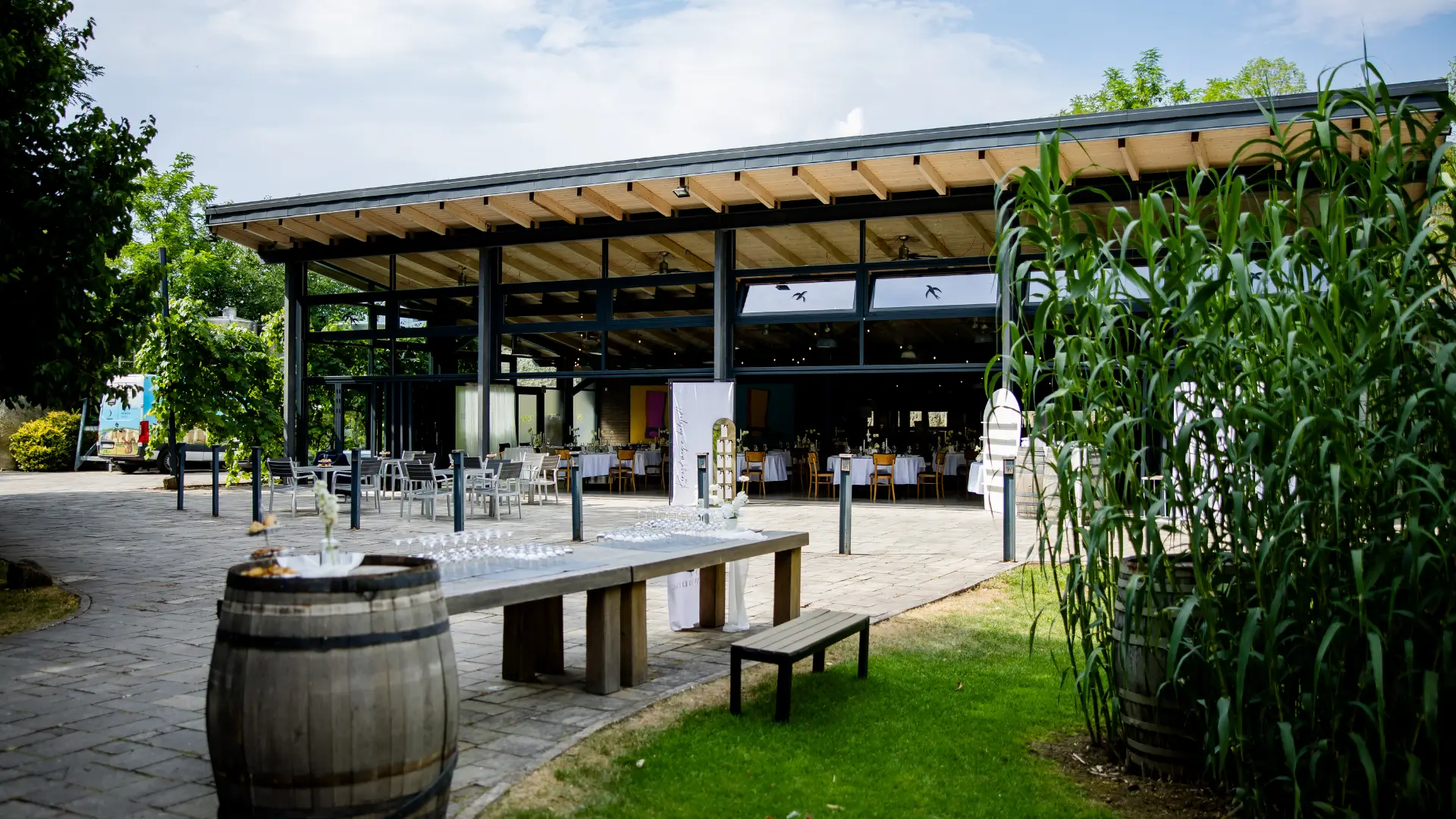 Teraszos rendezvénytér és kertkapcsolat a Bolyki Pincészet és Szőlőbirtok modern épületénél Egerben