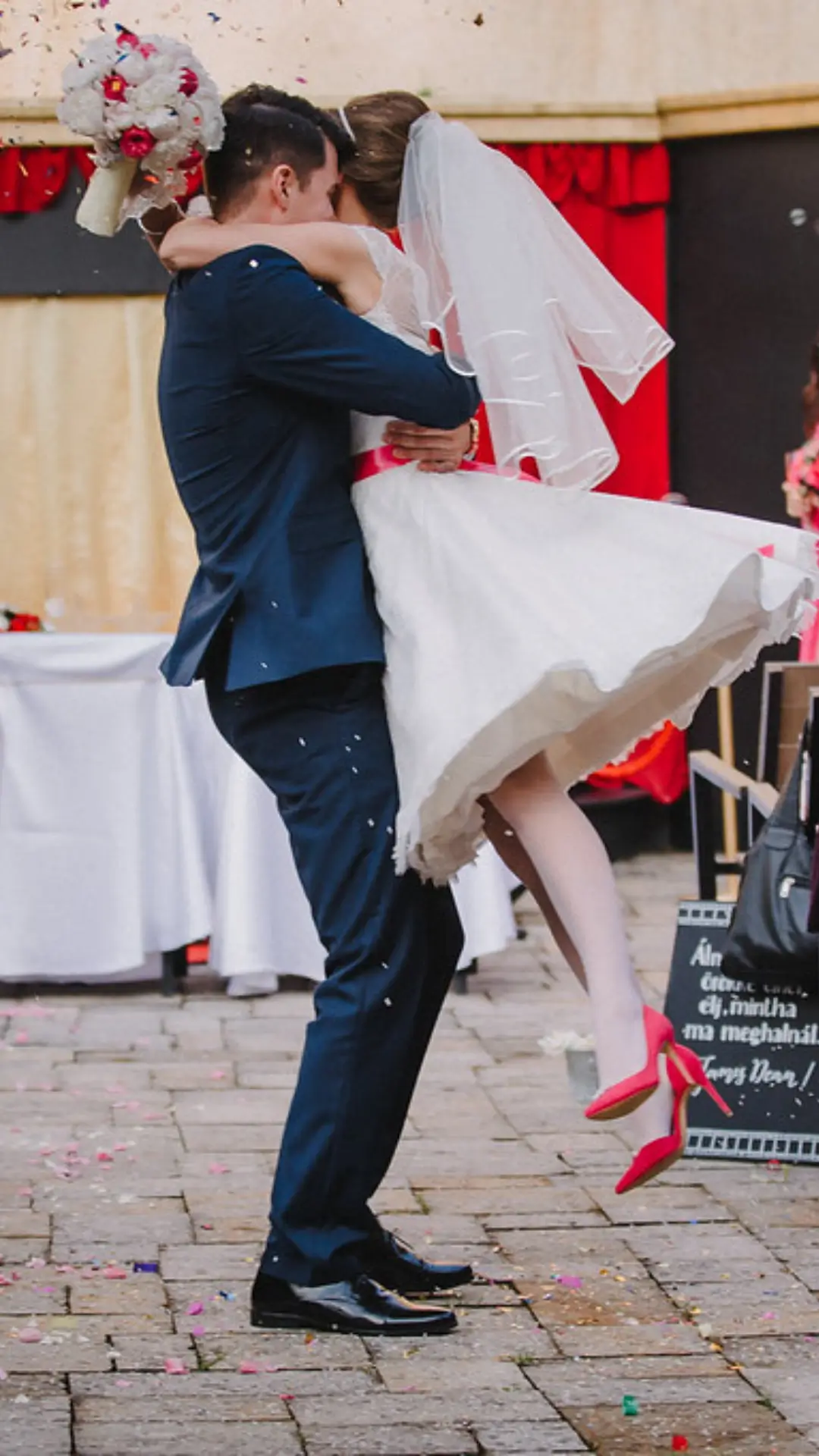 Boldog ifjú pár ünnepli esküvőjét a Bolyki Pincészet udvarán, romantikus pillanat az Egri borvidéken