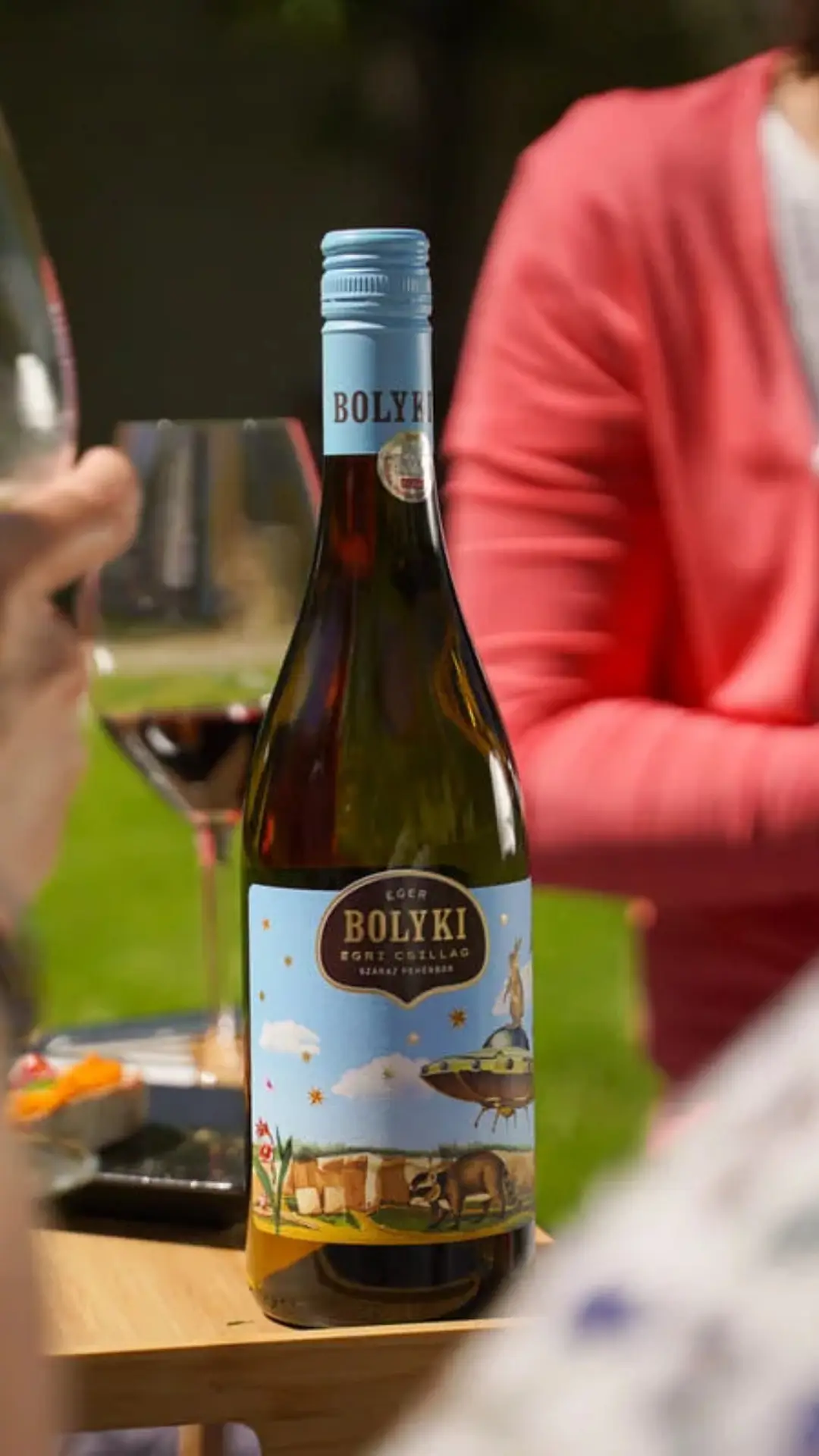 Borkóstoló hangulat Bolyki borokkal és baráti társasággal a Bolyki Szőlőbirtok kertjében Egerben