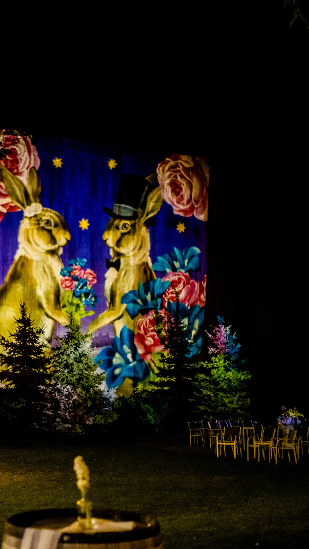 Esti rendezvényhangulat a Bolyki Pincészet és Szőlőbirtok udvarán, kivilágított kerttel és művészi falfestéssel az Egri borvidéken